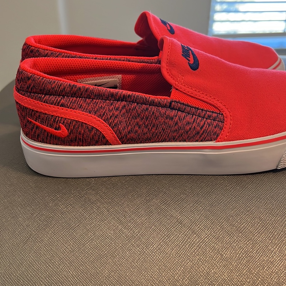Nike 7.5 Women’s tennis shoe